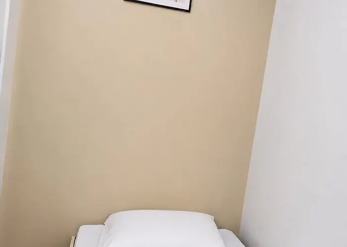 Affordable Near Ayala And Greenbelt بيت شباب مانيلا